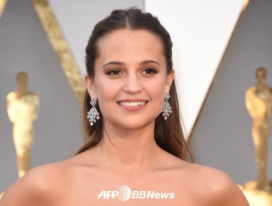 [아카데미 시상식] 알리시아 비칸데르, ‘대니쉬걸’로 여우조연상 수상