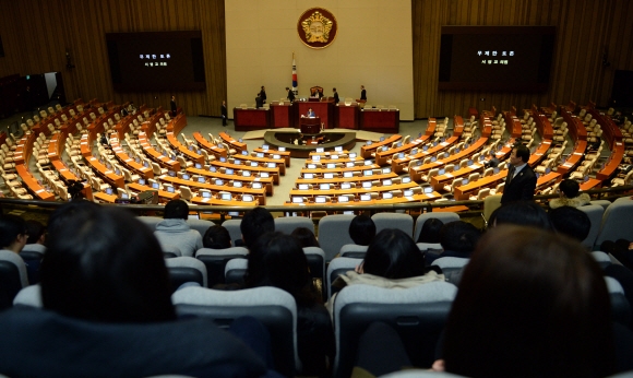 [서울포토] 서영교 의원 필리버스터에 귀 기울이는 방청객들