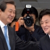 [서울포토] 웃음 띤 표정…손 맞잡은 김무성-정두언