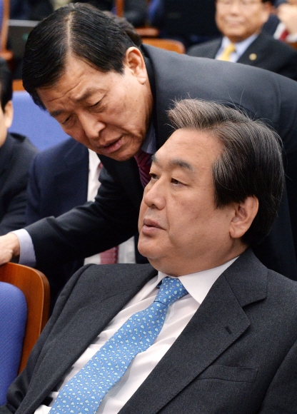 [서울포토] 새누리 의원총회…밝지 않은 표정의 김무성 대표-황진하 사무총장