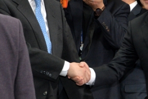 [서울포토]악수하는 김무성 대표와 정두언 의원