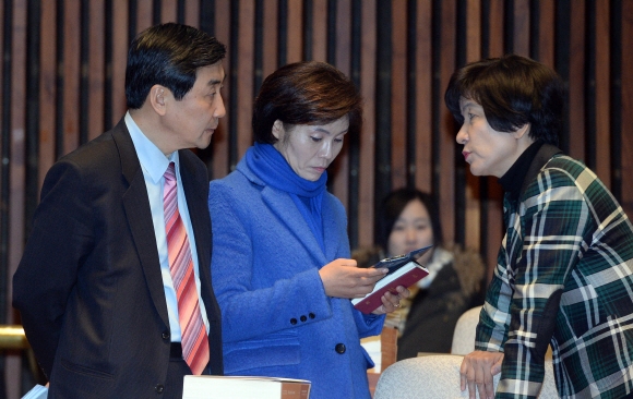 [서울포토] 더불어민주당 의원 총회… 대화 나누는 의원들