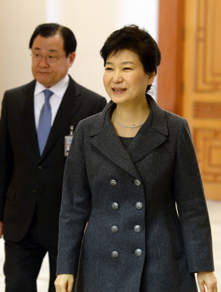 박근혜 대통령이 29일 오후 청와대에서 열린 신임 장·차관급 임명장 수여식을 위해 입장하고 있다.  안주영 기자 jya@seoul.co.kr