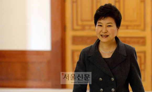 [서울포토] 대사 신임장 수여하는 박근혜 대통령