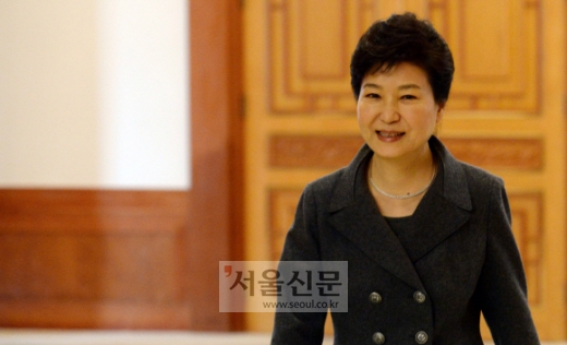 [서울포토] 대사 신임장 수여하는 박근혜 대통령