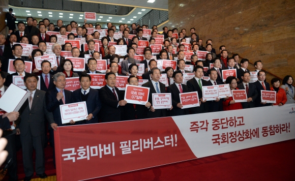 [서울포토] “국회마비 필리버스터!” 구호 외치는 새누리당 의원들
