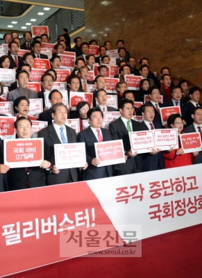 [서울포토]필리버스터 중단 요구하는 새누리당