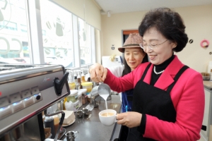 [현장 행정] “착한 일자리 한잔요”… 창업 바리스타 된 춘희씨