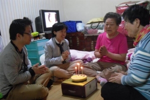 종로, 어르신 생일 초 켜다