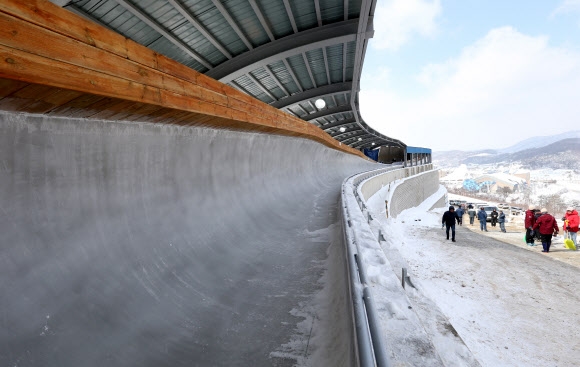 2018년 평창동계올림픽의 봅슬레이와 스켈레톤 루지 경기가 열리게 될 강원 평창 슬라이딩센터가 29일 모습을 드러냈다. 이 시설은 트랙 길이 1857m에 커브만 16개, 관중석 7000석 규모다. 평창 연합뉴스
