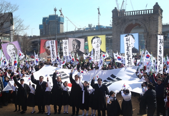 삼일절 맞아 대한독립만세 외치는 시민들