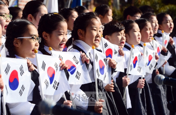 [서울포토] 태극기를 들고 노래하는 어린이들