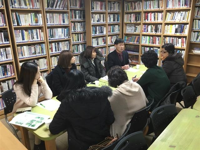 서울 구로구 수궁동 주민센터 복지담당과 사회복지사, 구청 관계자 등이 사례관리회의에서 머리를 맞대고 논의하고 있다. 구로구 제공