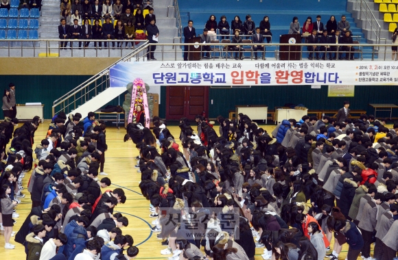 안산 단원고 기억 교실 존치노란속에 신입생 입학식이 학교인근 올립픽 기념관에서열리고 있다. 안주영 기자 jya@seoul.co.kr