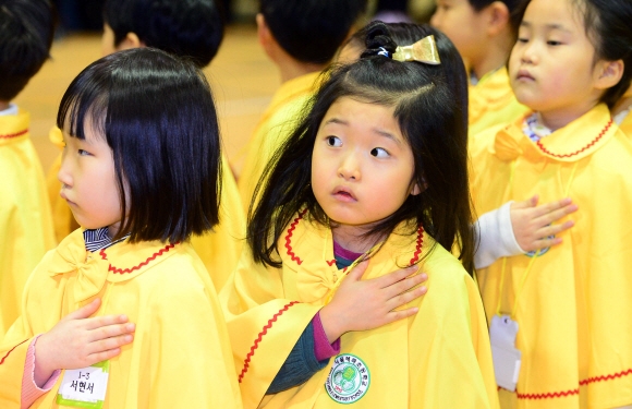 2일 서울 종로구 혜화초등학교에서 열린 입학식에서 1학년 신입생들이 국기에 대한 경례를 하고 있다. 2016. 3. 2. 박윤슬 기자 seul@seoul.co.kr