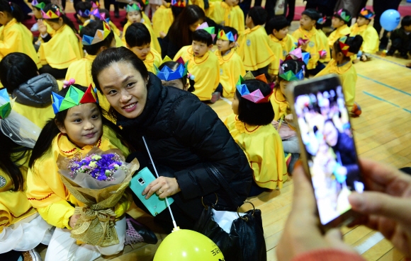 2일 서울 종로구 혜화초등학교에서 열린 입학식에서 한 1학년 신입생의 엄마가 아이와 기념사진을 찍고 있다. 2016. 3. 2. 박윤슬 기자 seul@seoul.co.kr