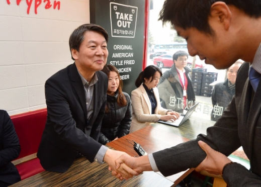 [서울포토] 안철수 국민의당 상임공동대표, 직장인들과 인사