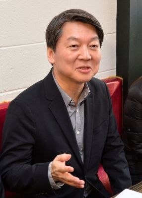 [서울포토] 안철수 국민의당 상임공동대표, 직장인들과 대화