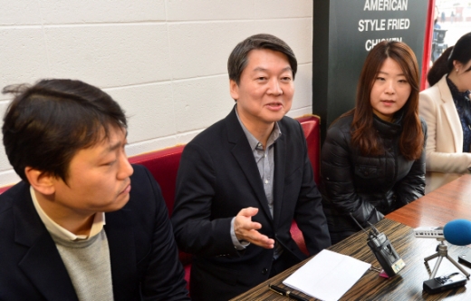 [서울포토] 안철수 국민의당 상임공동대표, 직장인들과 대화