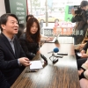 [서울포토] 안철수 국민의당 상임공동대표, 직장인들과 대화