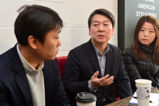 [서울포토] 안철수 국민의당 상임공동대표, 직장인들과 대화