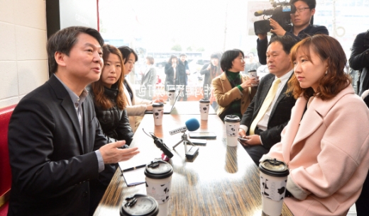 [서울포토] 안철수 국민의당 상임공동대표, 직장인들과 대화