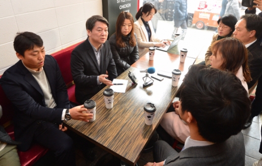 [서울포토] 안철수 국민의당 상임공동대표, 직장인들과 대화