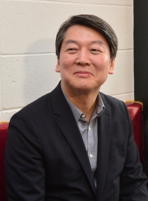 [서울포토] 안철수 국민의당 상임공동대표, 직장인들과 대화