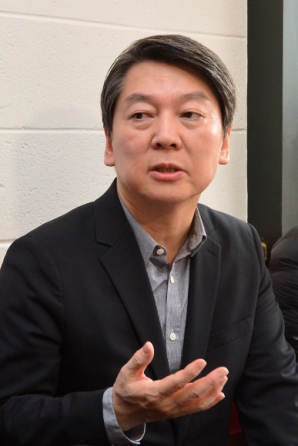 [서울포토] 안철수 국민의당 상임공동대표, 직장인들과 대화