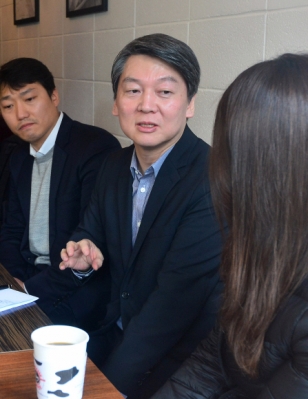 [서울포토] 안철수 국민의당 상임공동대표, 직장인들과 대화