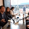 [서울포토] 안철수 국민의당 상임공동대표, 직장인들과 대화