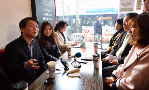 [서울포토] 안철수 국민의당 상임공동대표, 직장인들과 대화