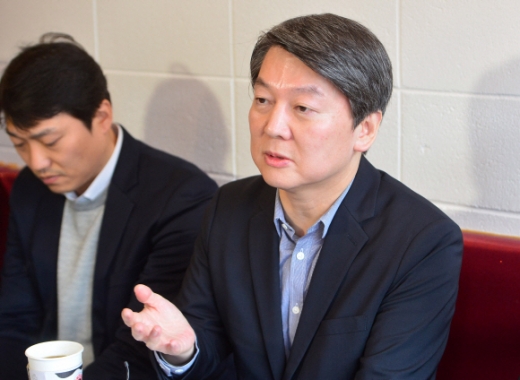 [서울포토] 안철수 국민의당 상임공동대표, 직장인들과 대화