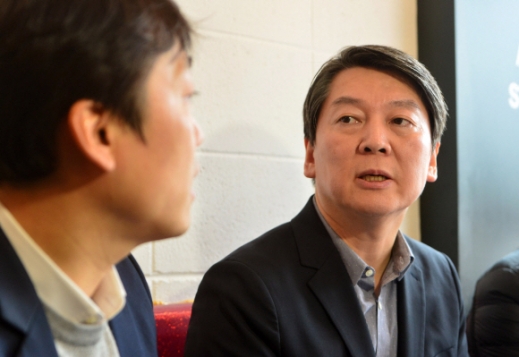 [서울포토] 안철수 국민의당 상임공동대표, 직장인들과 대화