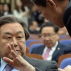 [서울포토] 이야기 나누는 김무성 대표