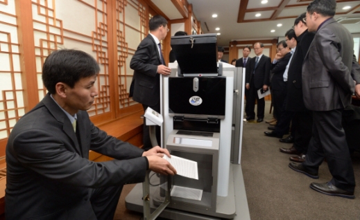 [서울포토]선상투표 쉴드팩스 장비 시연
