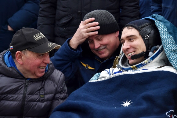 2일(현지시간) 카자흐스탄 제즈카즈간 마을 근처에 착륙 한 뒤 밖으로 나온 러시아 우주인 세르게이 볼코프(오른쪽)가 아버지(왼쪽)를 보고 환하게 웃고 있다. 러시아 우주인 세르게이 볼코프는 국제우주정거장(ISS)에서 약 6개월간 머문 뒤 지구로 복귀했다. AP 연합뉴스
