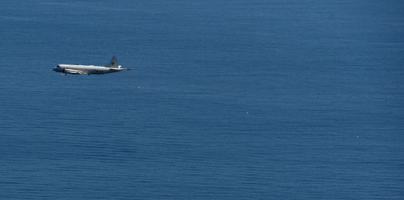 2일 오전 제주 남방해역에서 제주민군복합항 준공 계기로 실시된 해양교통로 보호를 위한 훈련에 참가한 해상초계기 P-3가 비행하며 수중물체를 탐지하는 소노부이(SONOBUOY)를 투하하고 있다. 훈련에는 이지스함인 서애류성룡함(DDG)과 구축함인 문무대왕함(DDH-Ⅱ), 유도탄 고속함 한문식함(PKG), 해경함(해-506) 1척 등 수상전력과 수중전력으로는 잠수함 박위함(1SS), 항공전력으로 해상작전헬기(LYNX)와 해상초계기(P-3) 각 1대가 참여했다. 2016. 03. 02 < 해군 제공 >