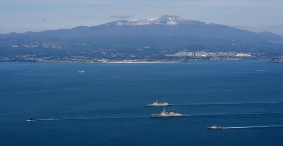2일 오전 제주 남방해역에서 제주민군복합항 준공 계기로 실시된 해양교통로 보호를 위한 훈련에 참가한 해군 전력들이 기동하는 모습. 사진 맨 좌측이 잠수함 박위함이고 항공기는 해상초계기인 P-3, 잠수함에 뒤이어 구축함인 문무대왕함(DDH-Ⅱ)(맨 위), 가운데가 이지스함인 서애류성룡함(DDG)(가운데), 유도탄 고속함 한문식함(PKG)(아래). 2016. 03. 02 < 해군 제공 >