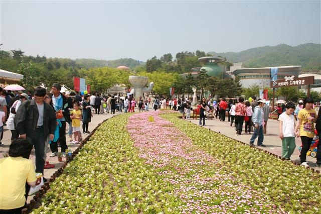이천 문화의 중심지로 각종 축제가 열리는 설봉공원. 이천시 제공