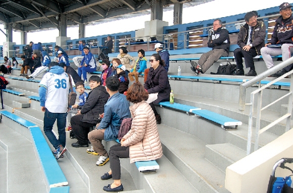 오키나와 팬 투어 프로그램 등을 통해 지난달 25일 일본 오키나와현 온나손 아키마 구장을 찾은 한국 야구팬들이 관중석에서 삼성과 한화의 연습경기를 기다리고 있다. 