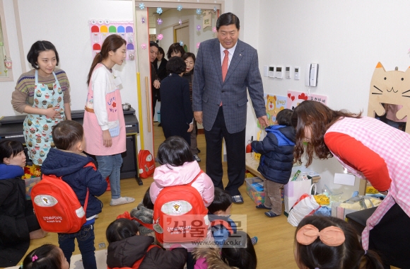 조길형(왼쪽 세 번째 서 있는 이) 영등포구청장이 2일 개원한 당산동 선재 어린이집을 방문해 시설을 둘러보고 있다. 최해국 선임기자 seaworld@seoul.co.kr