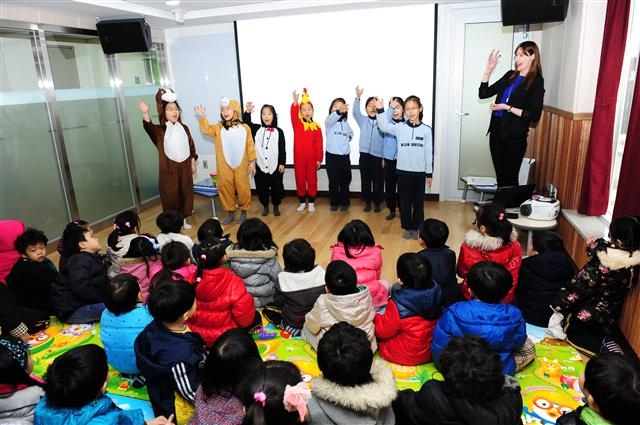 동대문구의 용두어린이영어도서관 영어 체험 교실에 참가한 지역 초등학생들이 놀이를 통해 영어를 익히고 있다. 동대문구 제공