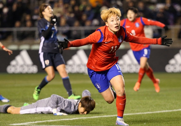 정설빈이 2일 일본 오사카 긴초 스타디움에서 열린 2016 리우데자네이루 올림픽 여자축구 아시아지역 최종예선 일본과의 경기에서 후반 42분 극적인 동점골을 넣고 환호하고 있다. 오사카 연합뉴스