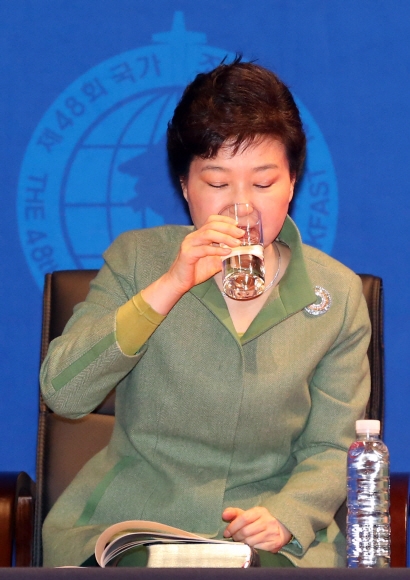 [서울포토] ‘속탄다’… 국가조찬기도회 참석, 물 마시는 朴대통령