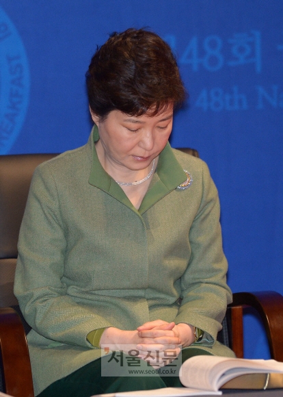 박근혜 대통령이 3일 오전 서울 삼성동 코엑스에서 열린 제48회 국가조찬기도회에 참석해 기도를 하고 있다.  안주영 기자 jya@seoul.co.kr