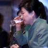 [서울포토] 물마시는 박근혜 대통령