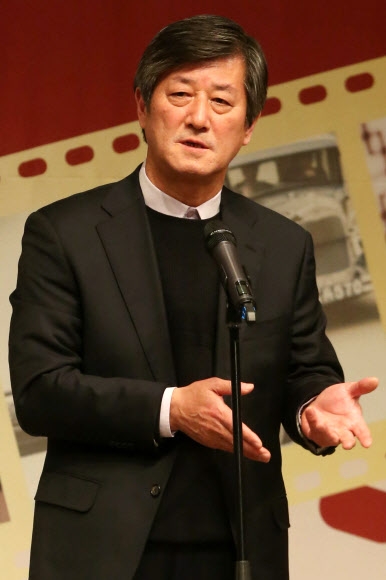 올해의 영화인상을 수상한 이용관 부산국제영화제 집행위원장이 1월 27일 오후 서울 프레스센터 국제회의장에서 한국영화기자협회 주최로 열린 ‘제7회 올해의 영화상’ 시상식에서 소감을 말하고 있다. 연합뉴스