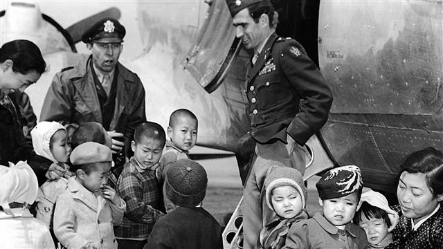 고(故) 딘 헤스(뒷줄 오른쪽) 예비역 미국 공군 대령이 6·25전쟁 당시인 1951년 수송기 앞에서 전쟁 고아들을 격려하고 있다.  공군 제공 