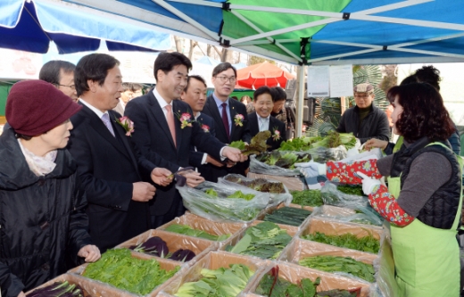 [서울포토] 서울농협 직거래장터 개장